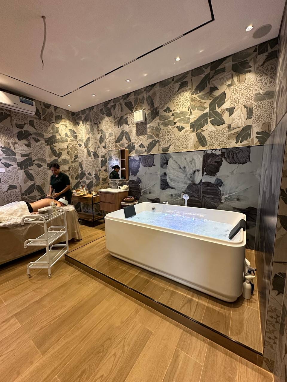 Jacuzzi room